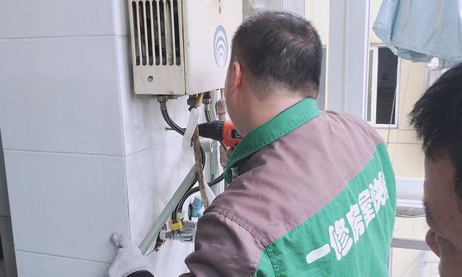 热水器装修时铁锤安装方法是什么？安装过程中有哪些注意事项？