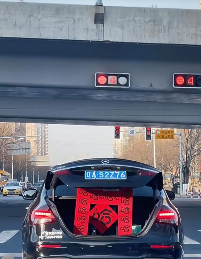 苹果手机按压出现闪绿灯是故障吗？